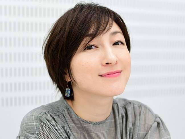広末涼子、41歳白ブラウス姿の最新ショットで大人の透明感…現在は3人の子供のママ