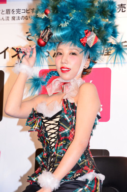 ざわちん、ボディコン姿を公開…「少し太り気味」と反省も「めちゃめちゃスタイルいい」の声