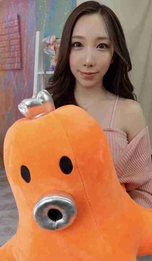 ざわちん、ボディコン姿を公開…「少し太り気味」と反省も「めちゃめちゃスタイルいい」の声