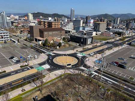 日本ってこんなに偏ってるんだ…! 国内人口の半分が、色付きの地域に集中しちゃっているらしい