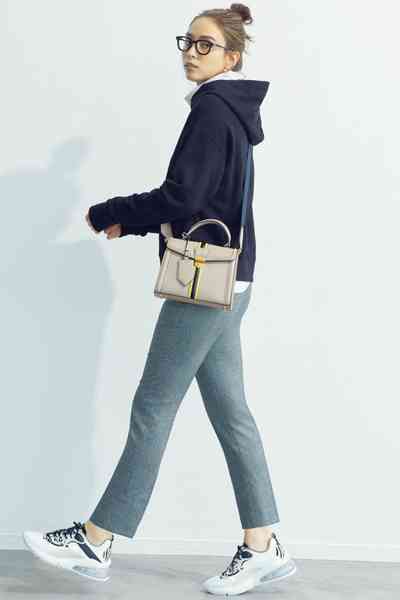 お洒落なパーカーコーデが見たい