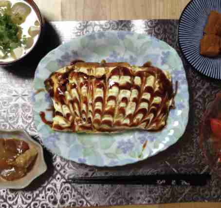 落ち込んでる人に食べ物を与えるトピ