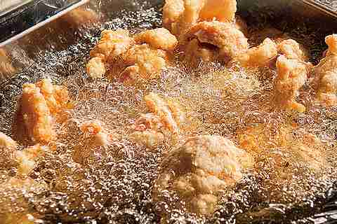 落ち込んでる人に食べ物を与えるトピ