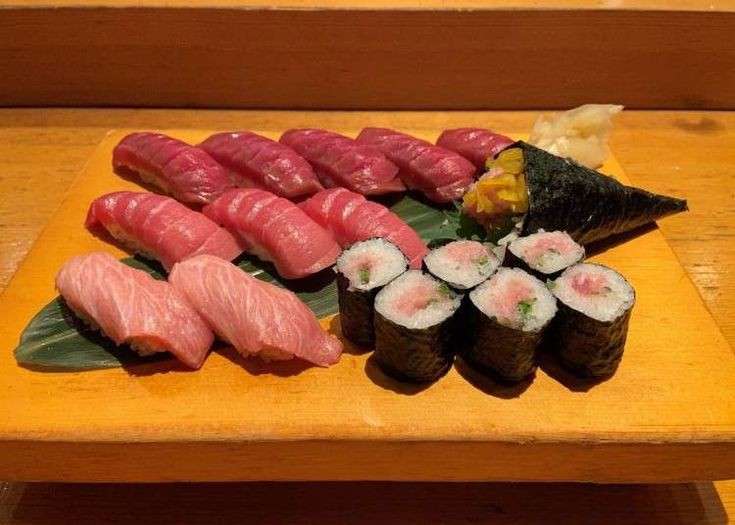 落ち込んでる人に食べ物を与えるトピ