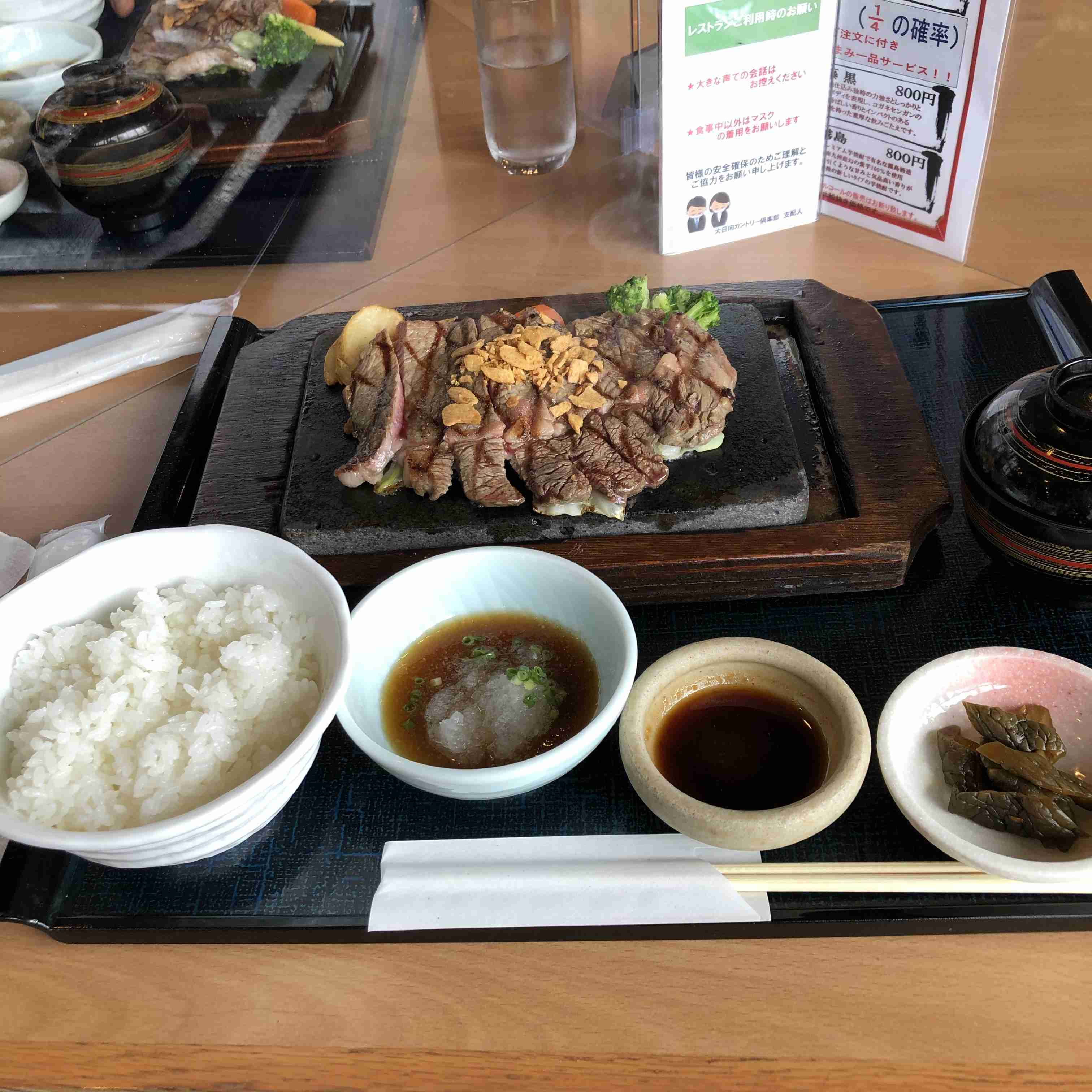 落ち込んでる人に食べ物を与えるトピ