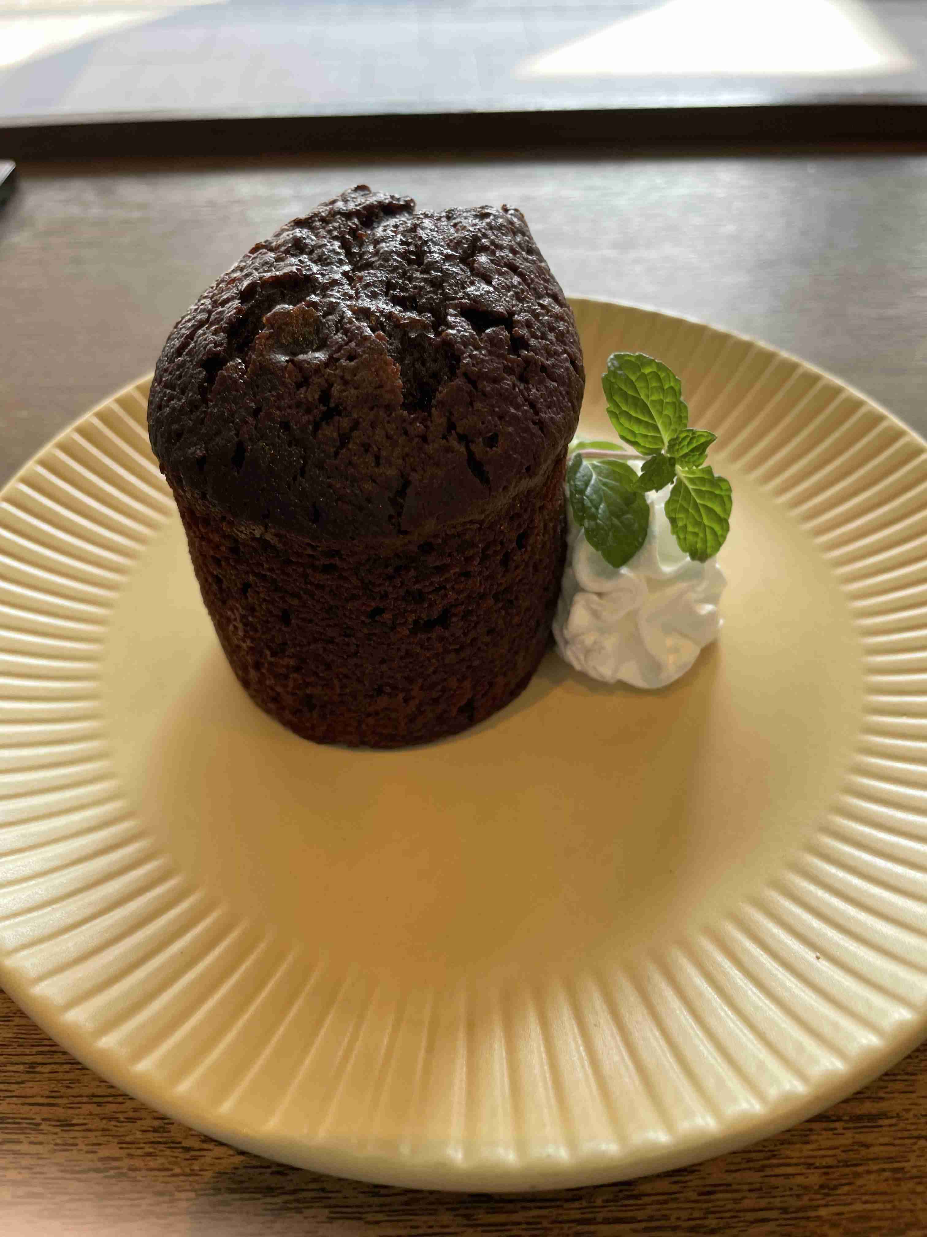 落ち込んでる人に食べ物を与えるトピ