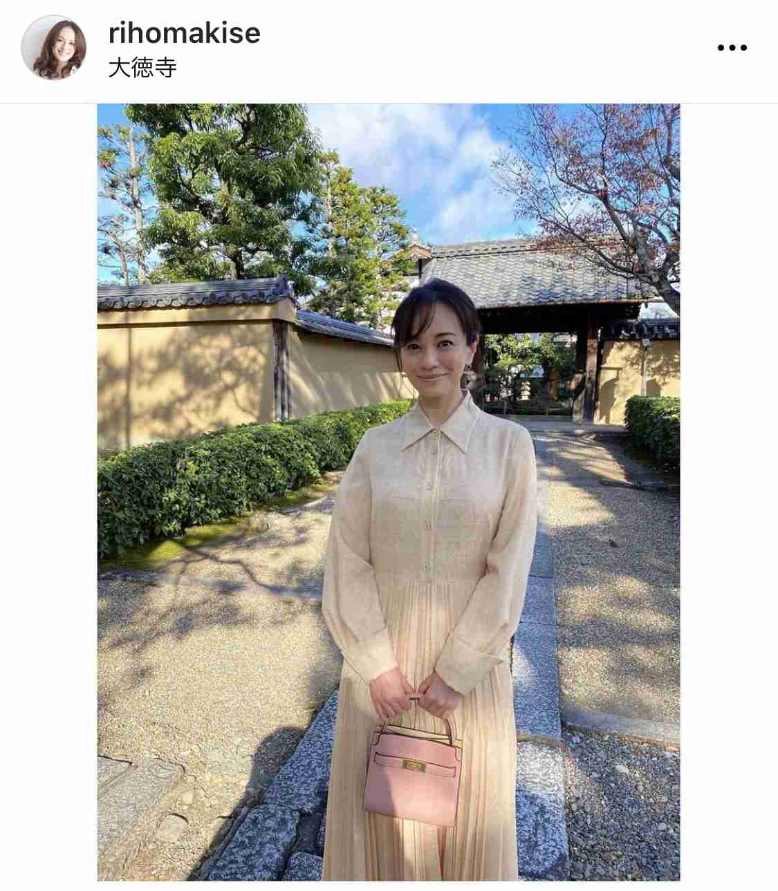 牧瀬里穂　虎柄カーディガン＆デニムのラフな歌舞伎観劇ショットに「カッコいい」「スタイル良すぎ」