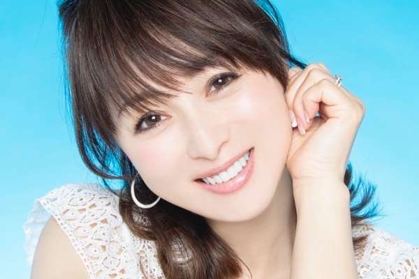 渡辺美奈代　自宅リビングが素敵すぎ「ホテルのエントランス」「モノトーンでゴージャス」
