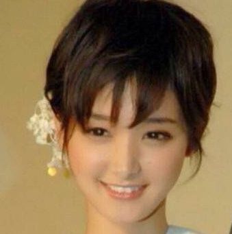 剛力彩芽が新宿駅で人助けしていた！　道に迷った見知らぬおばあちゃんに声かけ、東京駅まで送る