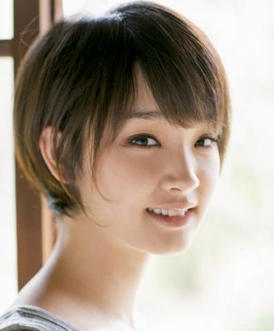 剛力彩芽が新宿駅で人助けしていた！　道に迷った見知らぬおばあちゃんに声かけ、東京駅まで送る