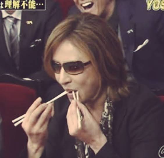 YOSHIKI、幼少期のレア写真を公開「子供の時から美少年」「モテ顔」と話題