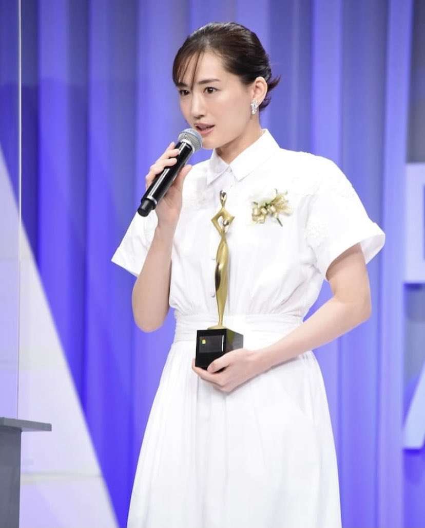 綾瀬はるか×大泉洋のポスタービジュアル完成 “月9”『元彼の遺言状』