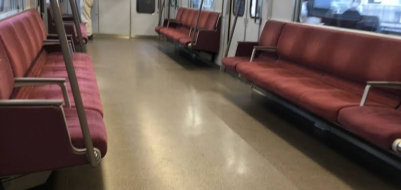 電車やバスの利用時に… 約半数が「優先席にはできるだけ座らない」「気が引ける」の声