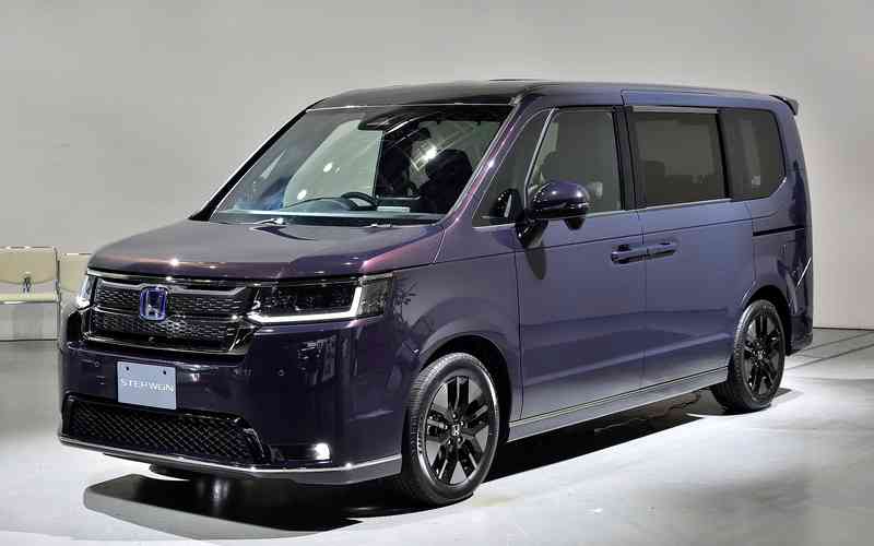 ホンダ新型「ステップワゴン」採用で話題! 「ボタン式シフト」実際どう思う? 賛否分裂なユーザーのリアルな意見とは?「進化受け入れるべき」の声も
