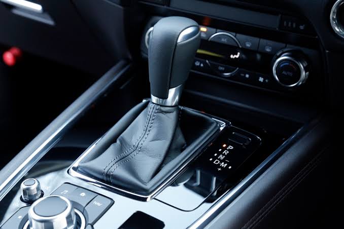 ホンダ新型「ステップワゴン」採用で話題! 「ボタン式シフト」実際どう思う? 賛否分裂なユーザーのリアルな意見とは?「進化受け入れるべき」の声も