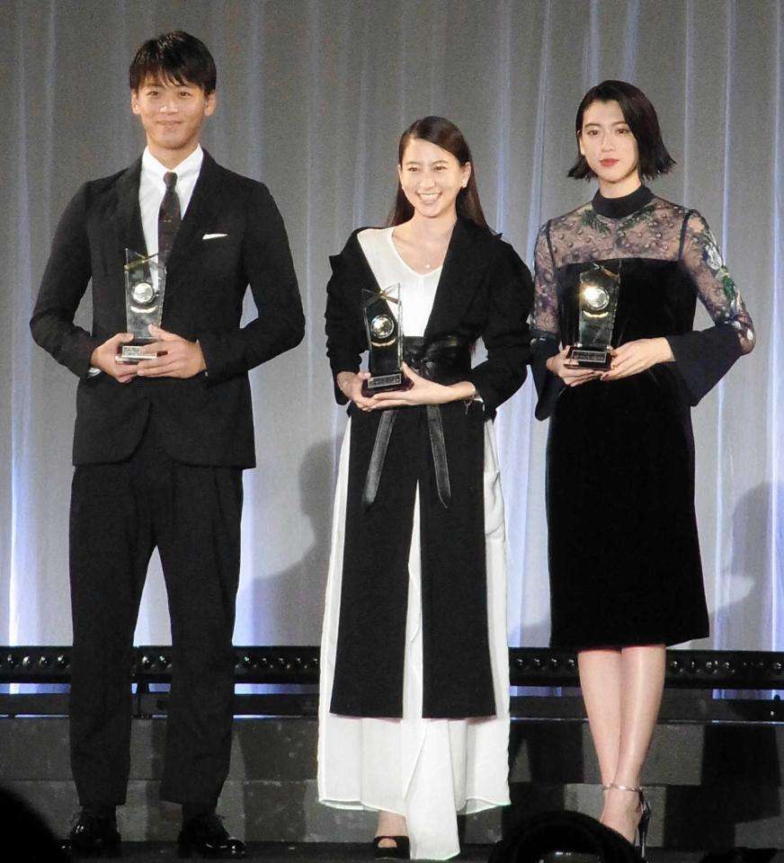 綾野剛“芸能界追放”ピンチで…あの俳優に期待の声があがる理由