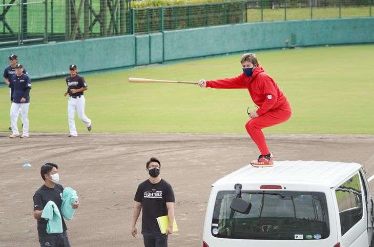 新庄監督が飛んだ!?　札幌Dラスト開幕戦セレモニーで巨大ドローンに乗って球場を浮遊！ド派手登場喝采