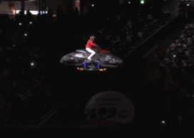 新庄監督が飛んだ!?　札幌Dラスト開幕戦セレモニーで巨大ドローンに乗って球場を浮遊！ド派手登場喝采