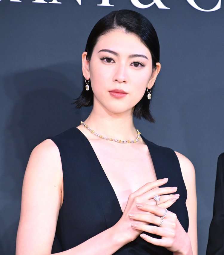 “毛穴がない!”三吉彩花、美肌をまじまじと見つめられ照れ 美肌維持する秘訣を紹介