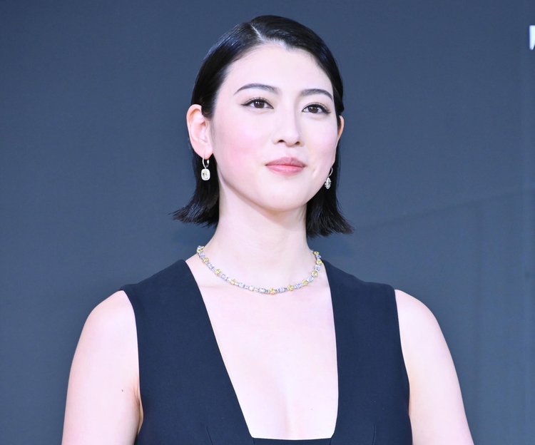 “毛穴がない!”三吉彩花、美肌をまじまじと見つめられ照れ 美肌維持する秘訣を紹介