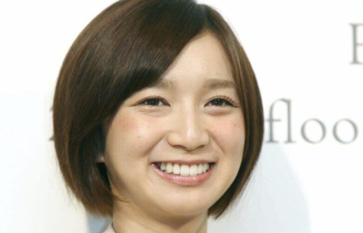 芹那、生足＆背中見せた36歳最新ショットに絶賛の声「相変わらず可愛い」「一段といい女」