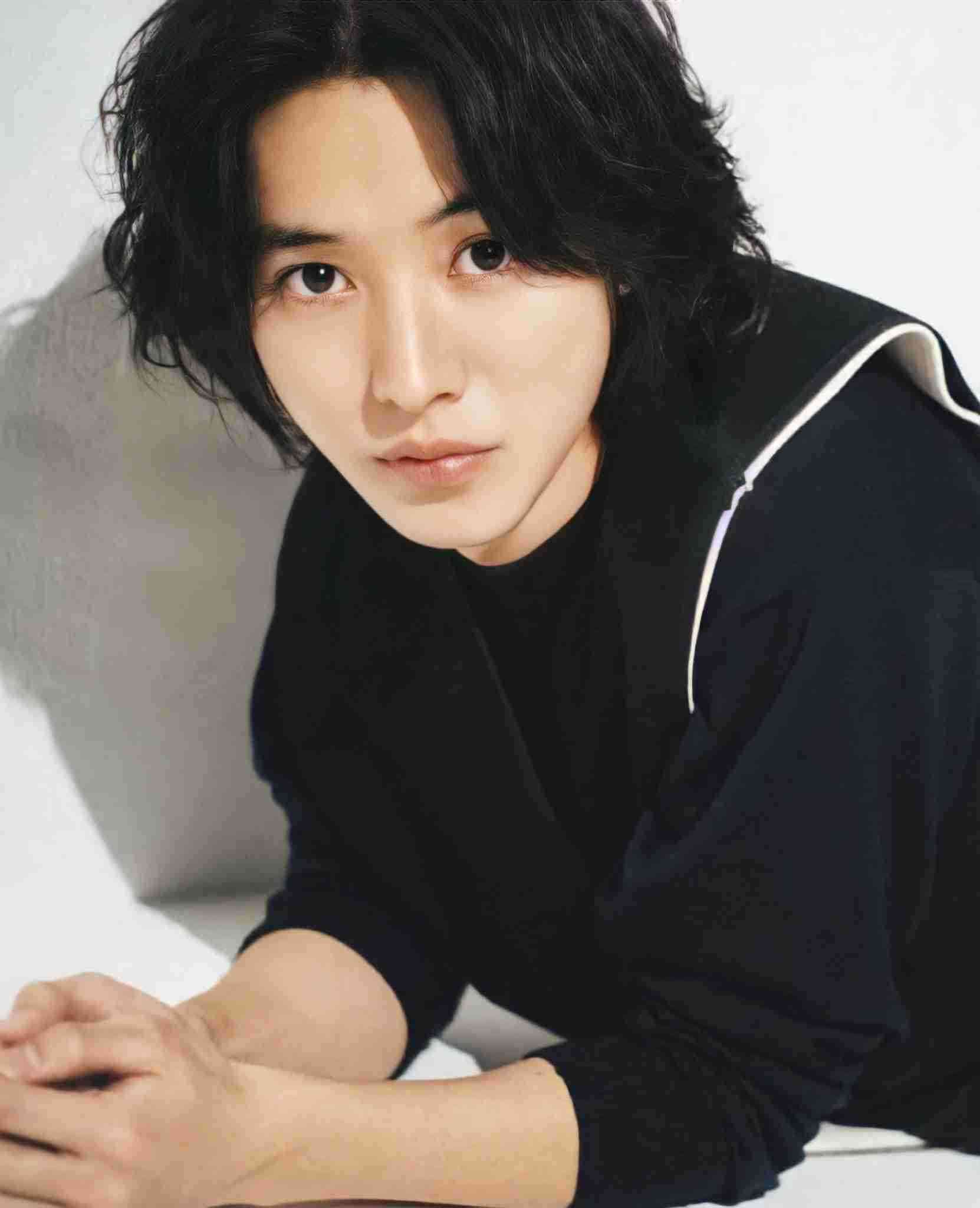 山崎賢人がひさびさのインスタ投稿 「春きたりけり」と花をめでる写真に「横顔ステキ」「彼氏感」ファン興奮