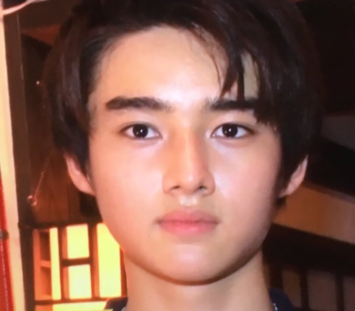 山崎賢人がひさびさのインスタ投稿 「春きたりけり」と花をめでる写真に「横顔ステキ」「彼氏感」ファン興奮