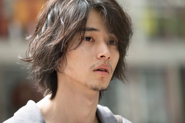 山崎賢人がひさびさのインスタ投稿 「春きたりけり」と花をめでる写真に「横顔ステキ」「彼氏感」ファン興奮