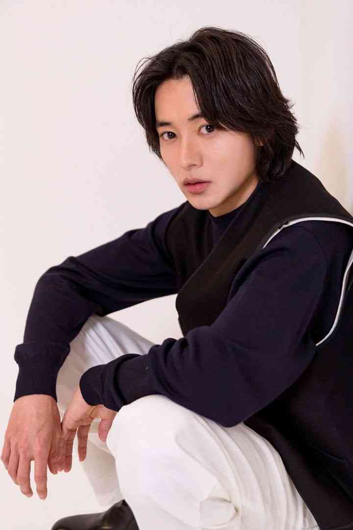 山崎賢人がひさびさのインスタ投稿 「春きたりけり」と花をめでる写真に「横顔ステキ」「彼氏感」ファン興奮