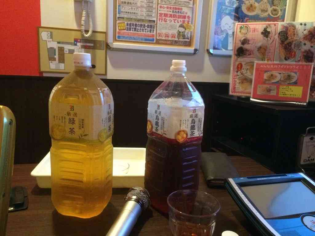 飲み物持ったまま入店する人