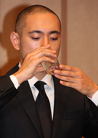 小林麻耶が再婚発表「父とは縁を切って “駆け落ち”」海老蔵への批判動画はすべて削除の急展開