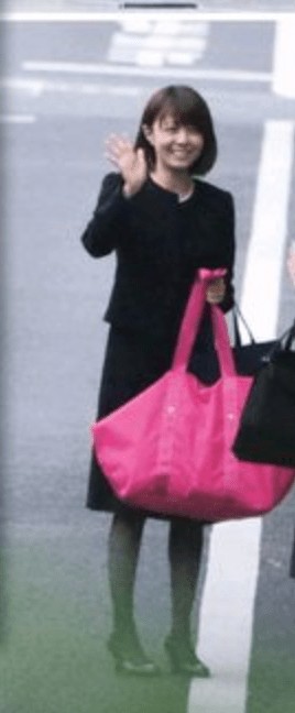 小林麻耶が再婚発表「父とは縁を切って “駆け落ち”」海老蔵への批判動画はすべて削除の急展開