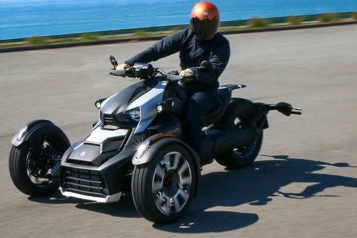 車とバイクの事故で21歳の男性死亡