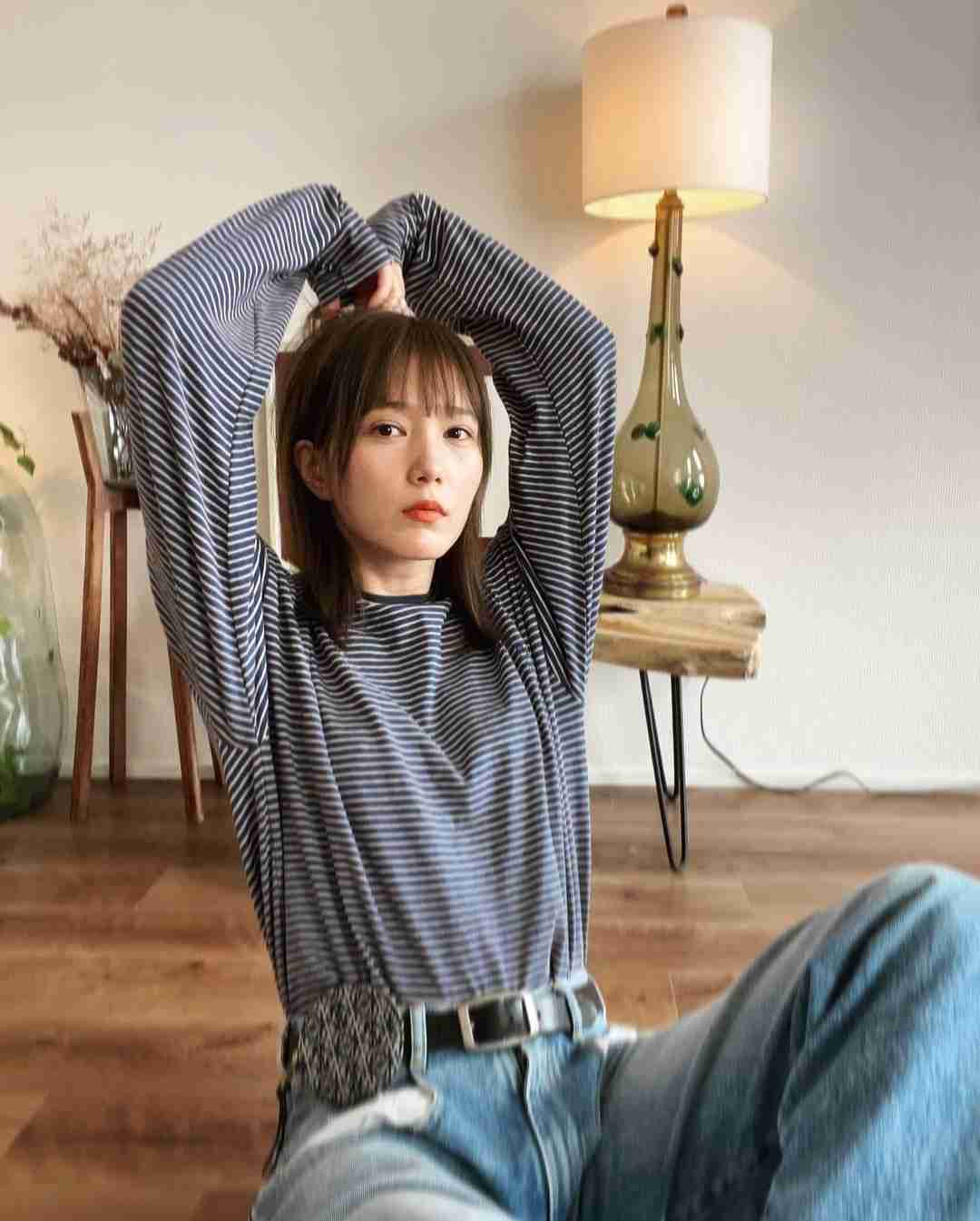 本田翼 木製家具が並ぶオシャレ部屋 くびれチラ見せコーデ「部屋めちゃ素敵」「最強」
