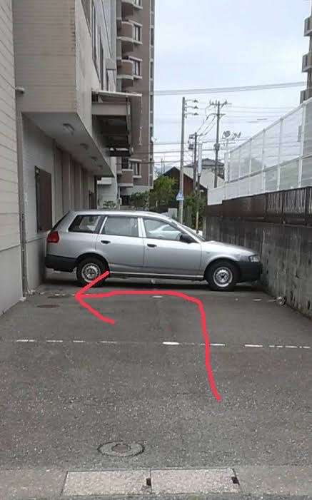 狭い駐車場で駐車するコツ