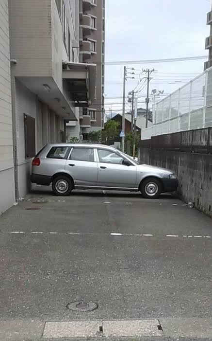 狭い駐車場で駐車するコツ