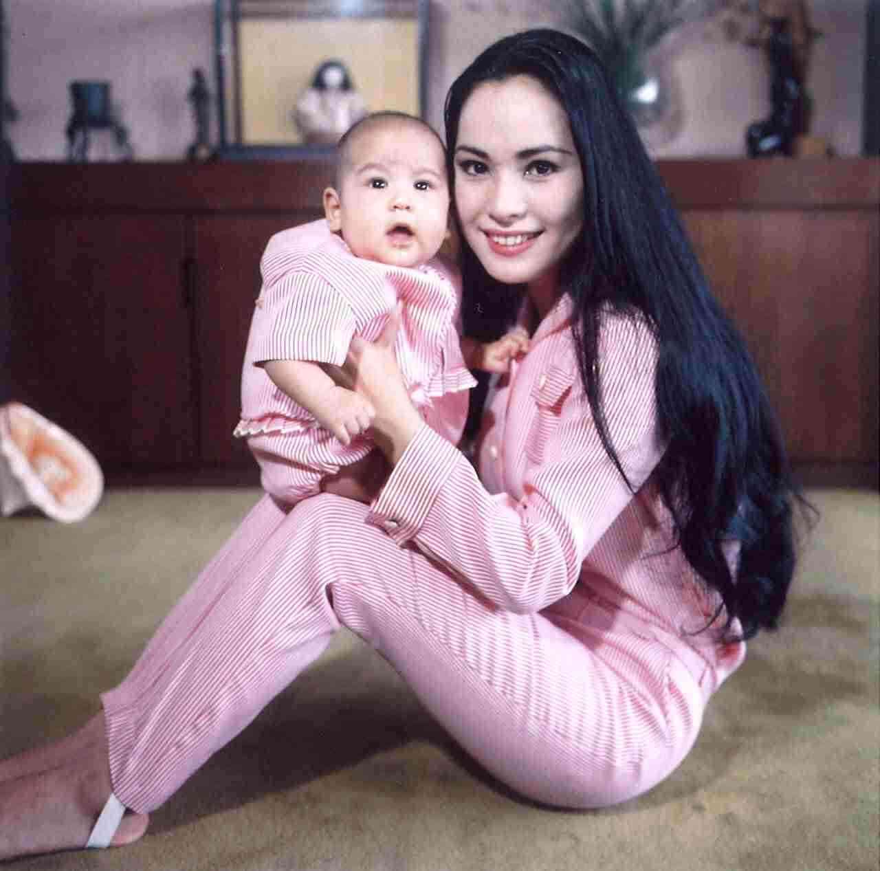 デヴィ夫人、82歳でピンヒール！河北麻友子らモデルに負けない脚力