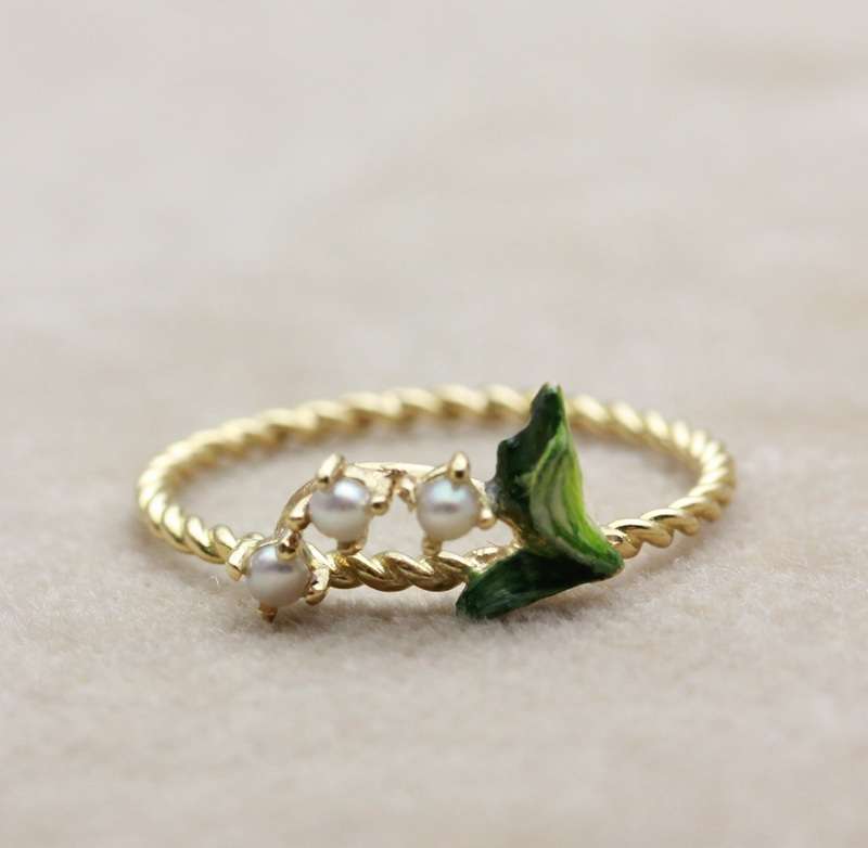 植物モチーフのアクセサリー