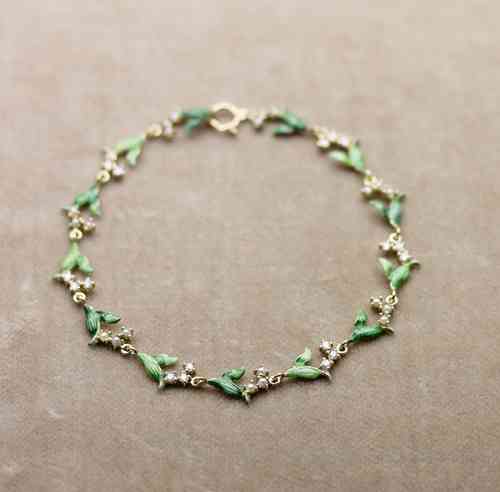 植物モチーフのアクセサリー