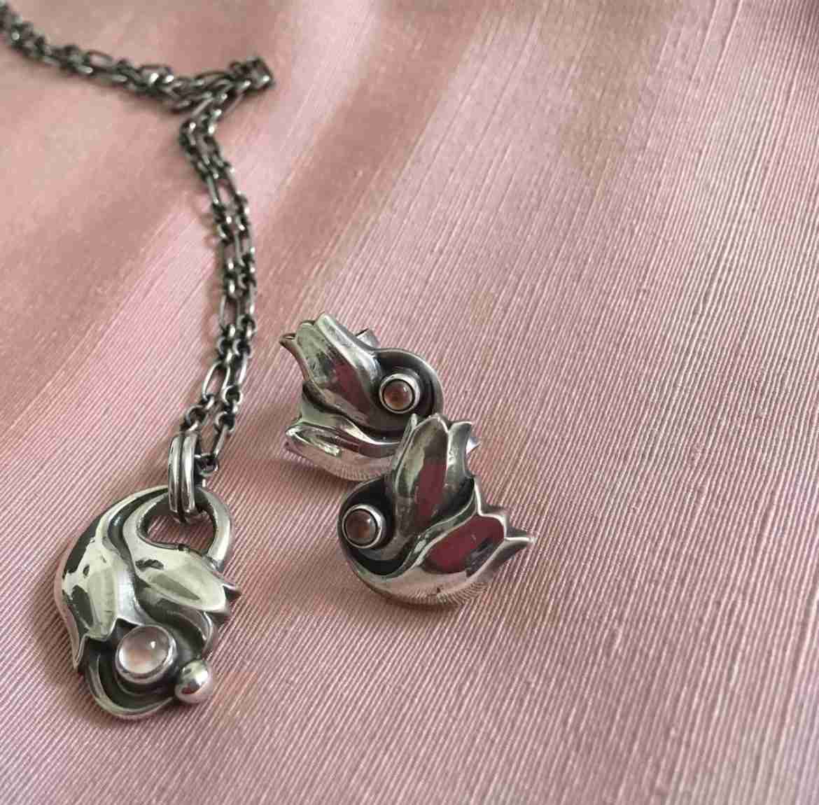 植物モチーフのアクセサリー