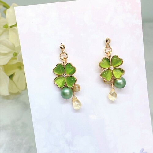植物モチーフのアクセサリー