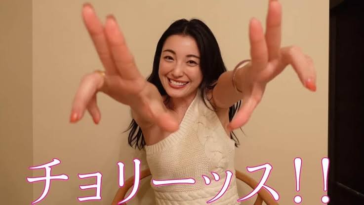 若者に流行中「ギャルピース」とは 「90年代にも流行」「韓国でも日本人アイドルからトレンドに」