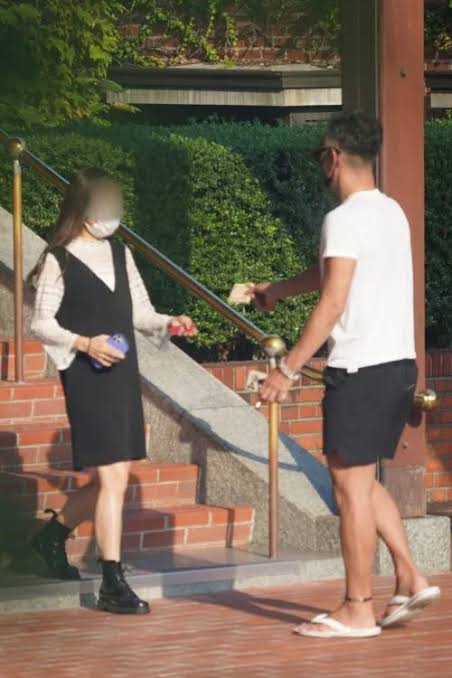 市川海老蔵、麻央さんとの「思い出の家」で2人の女性と密会 手招きで家の中へ