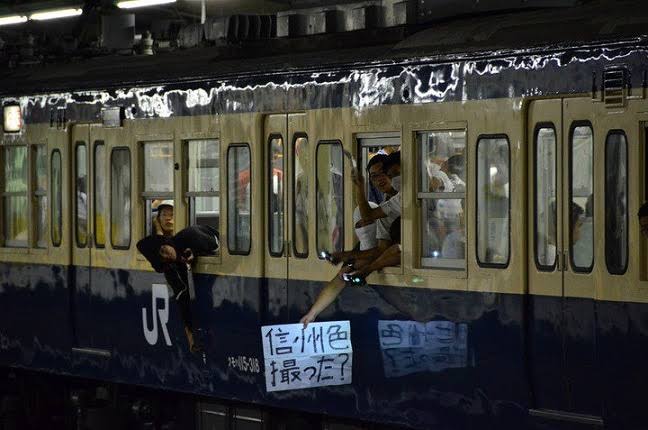 撮り鉄がホームに殺到…「押し出された」避けようとした一般客が線路転倒