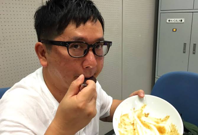 夫が夕食後にお菓子を食べる