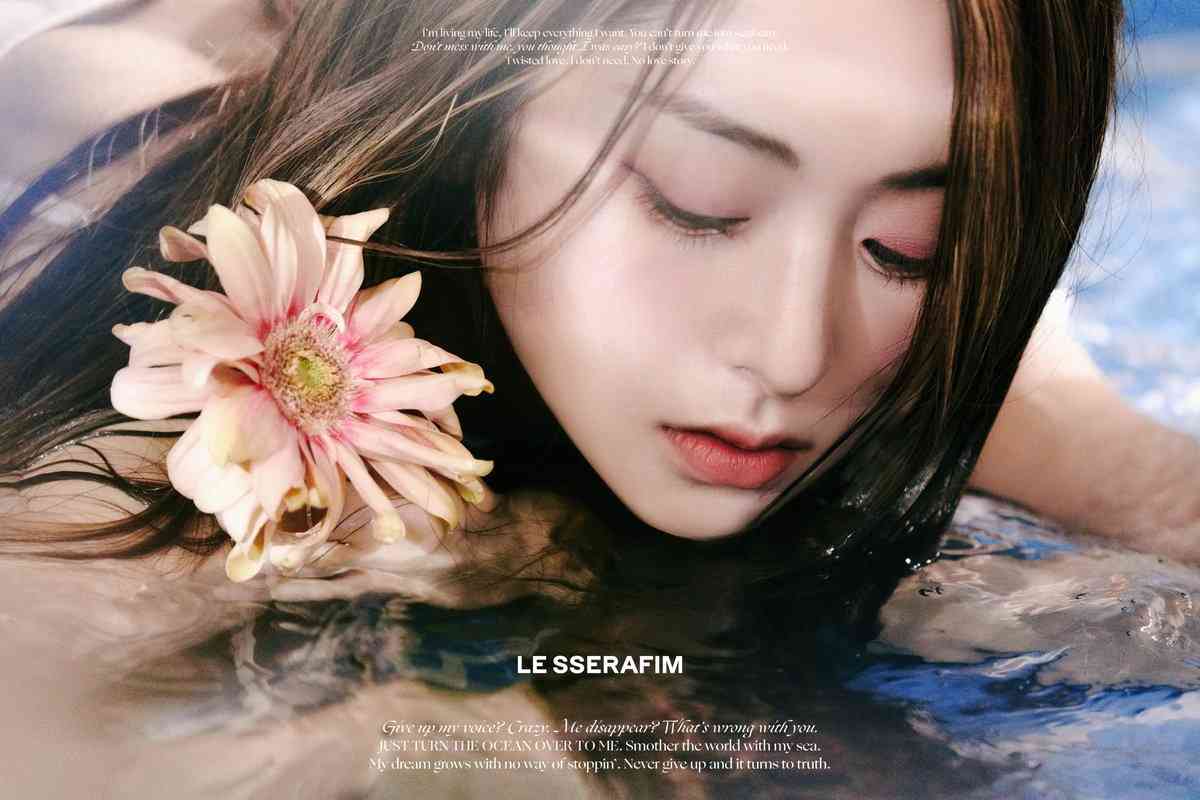 「LE SSERAFIM」宮脇咲良、暗髪＆姫カットの大胆イメチェン 美ボディ披露に「ビジュアル最強」と反響続々 