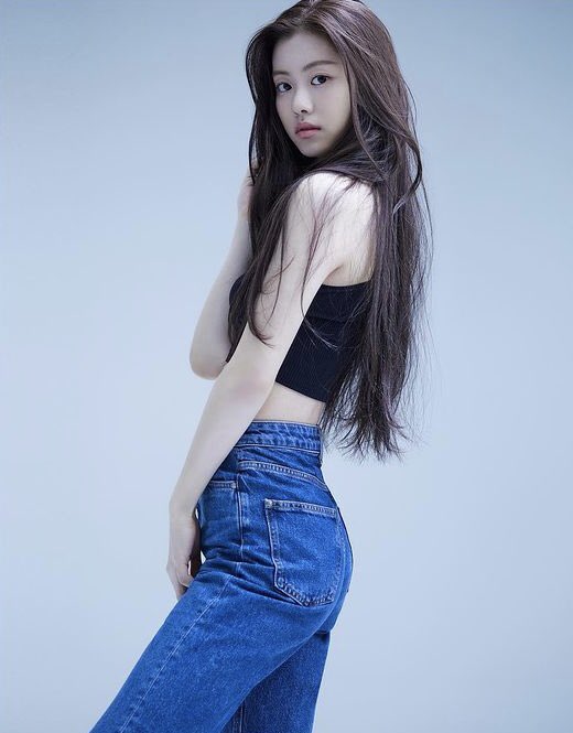 「LE SSERAFIM」宮脇咲良、暗髪&姫カットの大胆イメチェン 美ボディ披露に「ビジュアル最強」と反響続々