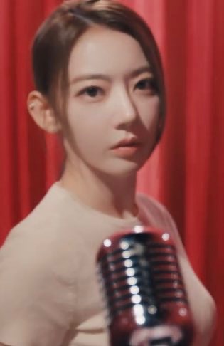 「LE SSERAFIM」宮脇咲良、暗髪＆姫カットの大胆イメチェン 美ボディ披露に「ビジュアル最強」と反響続々 