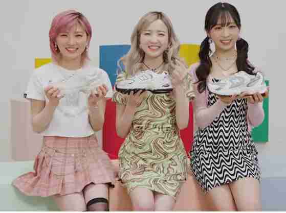 「LE SSERAFIM」宮脇咲良、暗髪＆姫カットの大胆イメチェン 美ボディ披露に「ビジュアル最強」と反響続々 