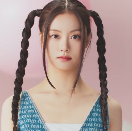 「LE SSERAFIM」宮脇咲良、暗髪&姫カットの大胆イメチェン 美ボディ披露に「ビジュアル最強」と反響続々